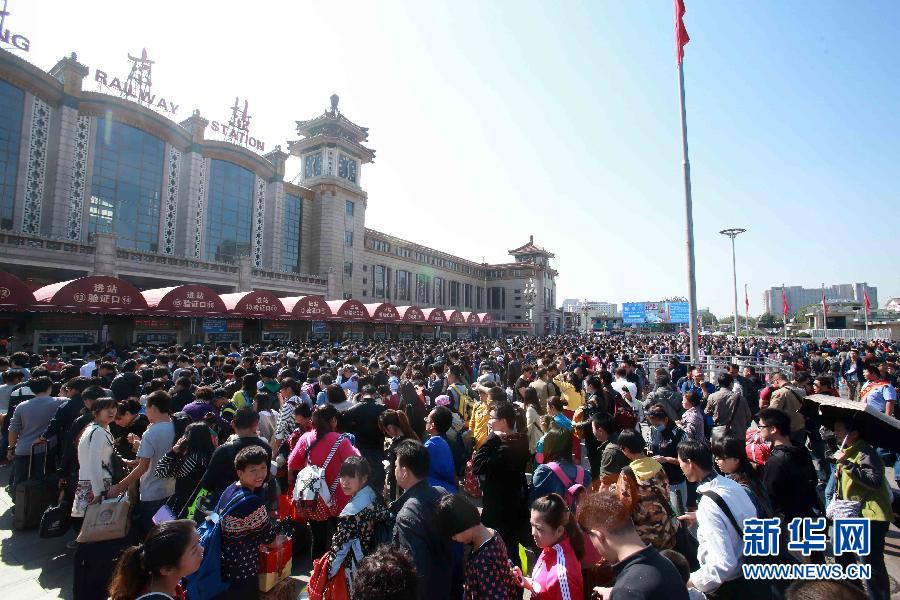  10月6日，在北京火車站，人們排隊(duì)進(jìn)站。