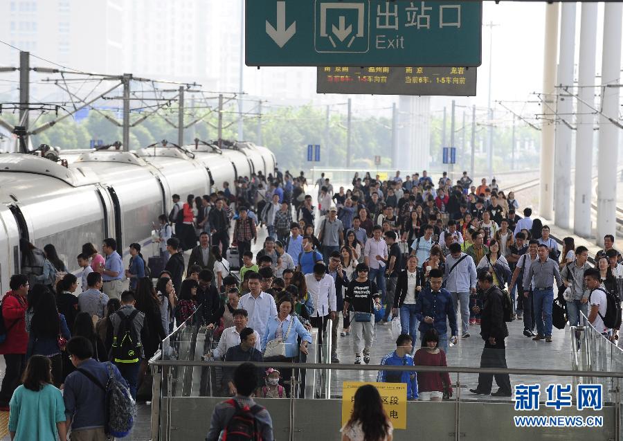 10月6日，無(wú)錫火車站站臺(tái)上人頭攢動(dòng)。