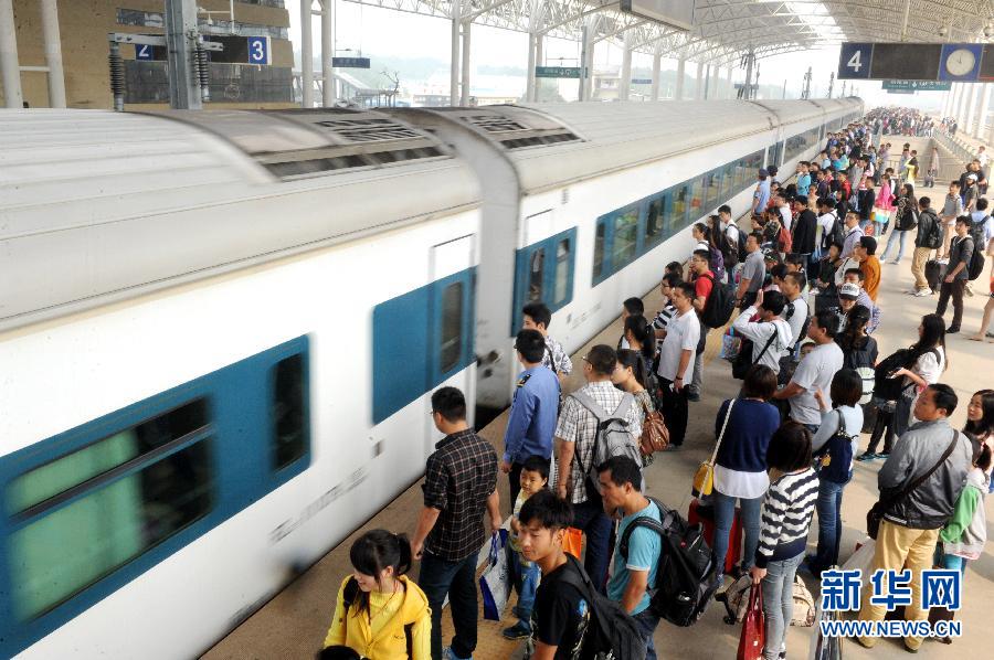 10月6日，在安徽銅陵火車站，大批旅客在站臺(tái)上等候乘車。