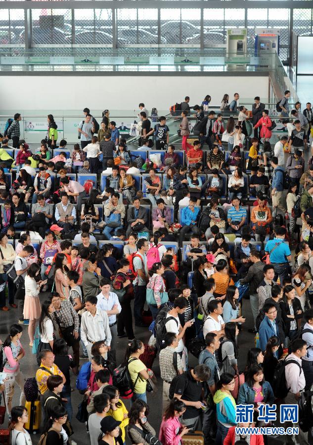 10月6日，旅客在蘇州火車站候車大廳等候乘車。