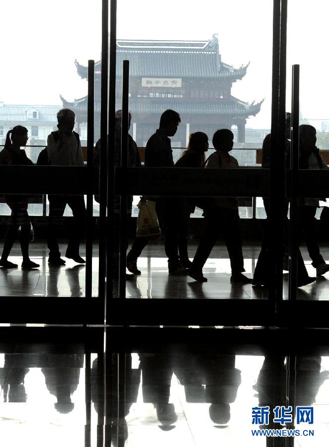 10月6日，旅客排隊(duì)進(jìn)入蘇州火車站二樓候車大廳。