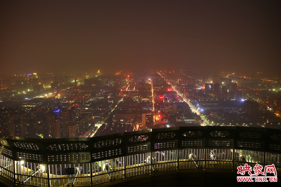 18：40鄭州沉浸在一片霧霾中，都市的燈光霧蒙蒙的，夜空看不到月亮的蹤跡。