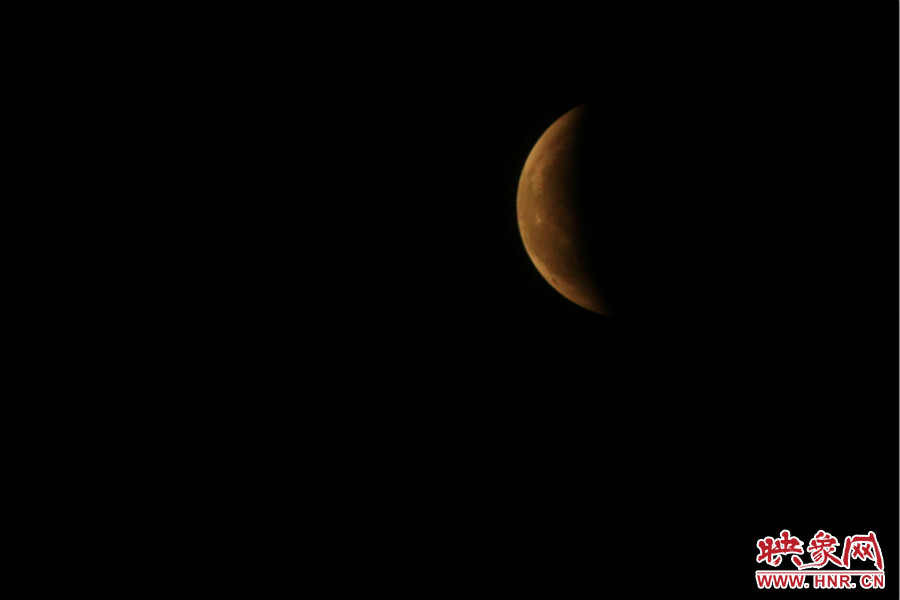 19：47夜風(fēng)吹散了霧霾，月亮漸露芳容。