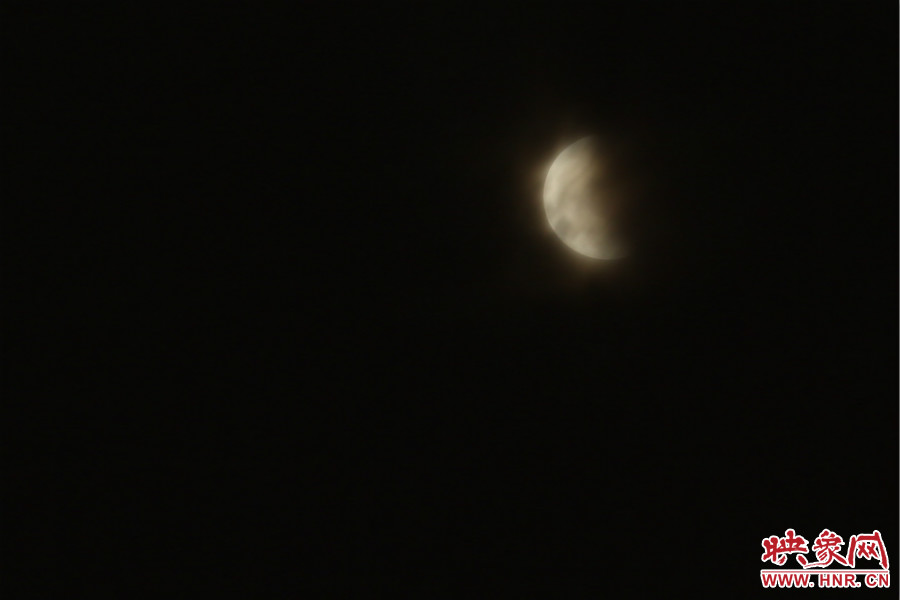 20：02月亮在云層中忽隱忽現(xiàn)。