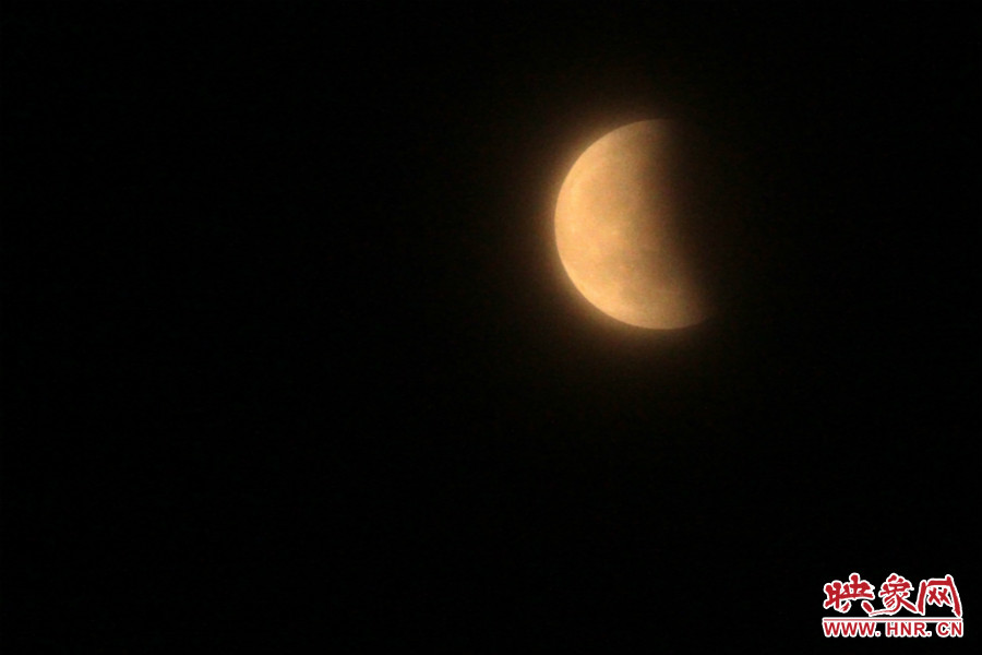 20：11夜空依然能見度很低，月亮看起來總是霧蒙蒙的。