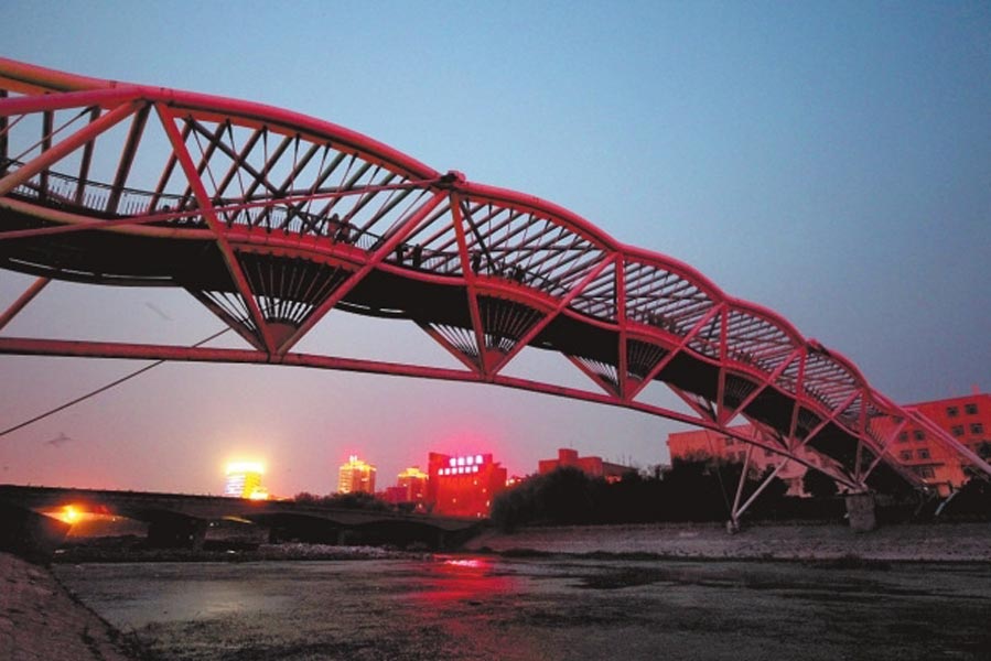 此前三座橋黑燈瞎火，許多人為此不敢從此過(guò)。