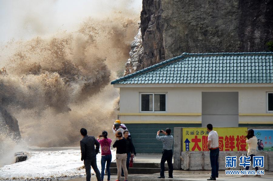 10月12日，浙江省溫嶺市石塘鎮(zhèn)海域出現(xiàn)大浪。