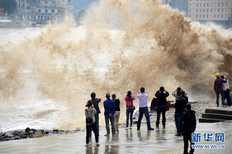 10月12日，人們在浙江省溫嶺市石塘鎮(zhèn)觀看大浪。