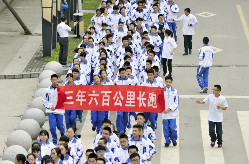 10月14日，成都七中萬達(dá)學(xué)校實(shí)行三年跑六百公里才能畢業(yè)，現(xiàn)場學(xué)生開始長跑。