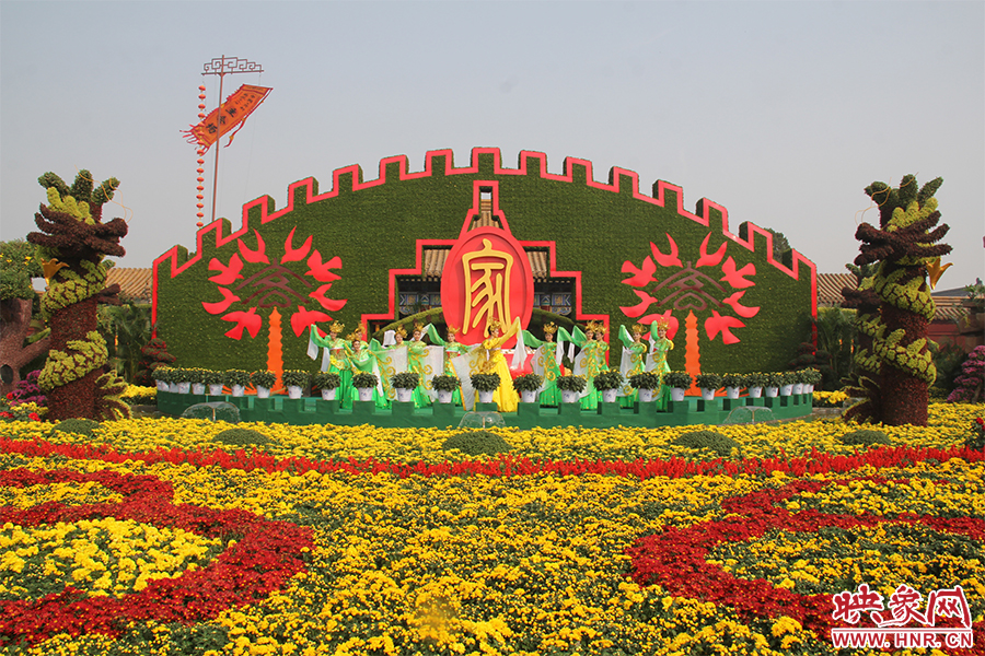 龍亭公園內大型菊花景觀。