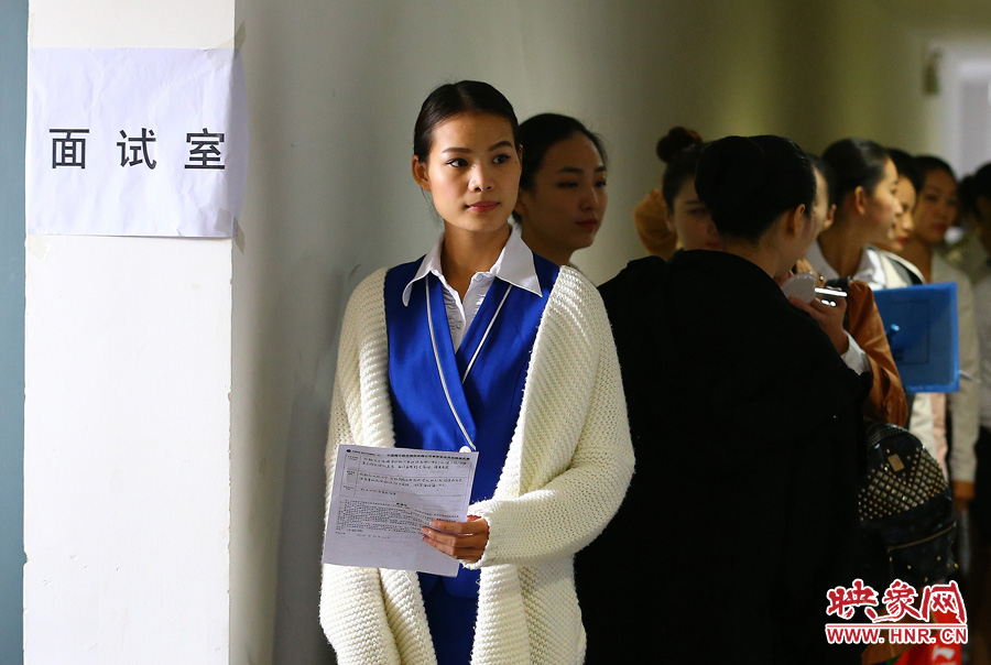 南航在鄭招百名空姐空少 全國千余帥哥美女應試