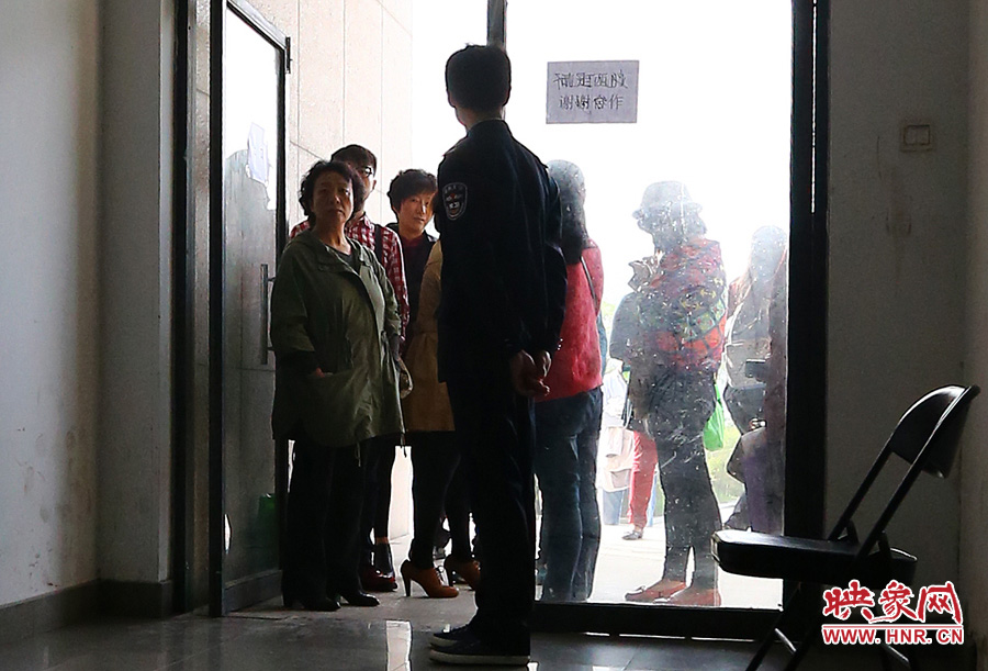 南航在鄭招百名空姐空少 全國千余帥哥美女應試
