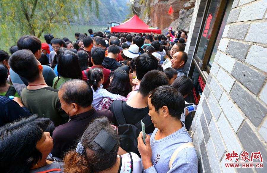 游船售票處前，游客被擠得無(wú)法轉(zhuǎn)身