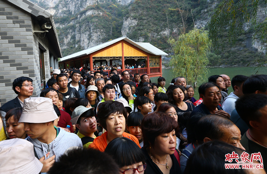 等待上船的碼頭上，游人擁擠不動(dòng)