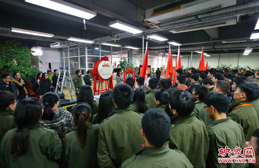 “雙十一”零點(diǎn)到來前，電商的負(fù)責(zé)人為一線員工鼓勁加油