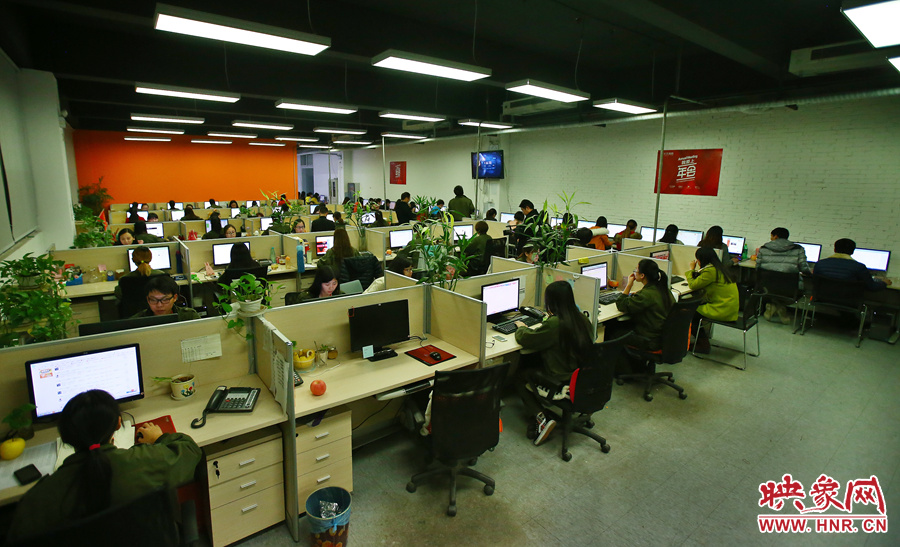客服大廳內(nèi)，每天電腦前都坐著忙碌的客服人員