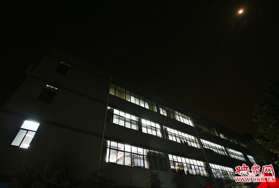 夜已深，燈火通明的大廳內(nèi)卻熱火朝天