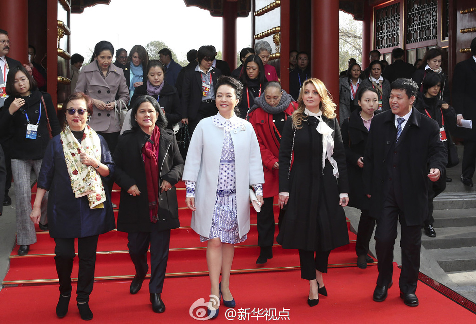 彭麗媛11日邀請來華出席2014年APEC領(lǐng)導人非正式會議的部分經(jīng)濟體領(lǐng)導人或代表的夫人參觀世界文化