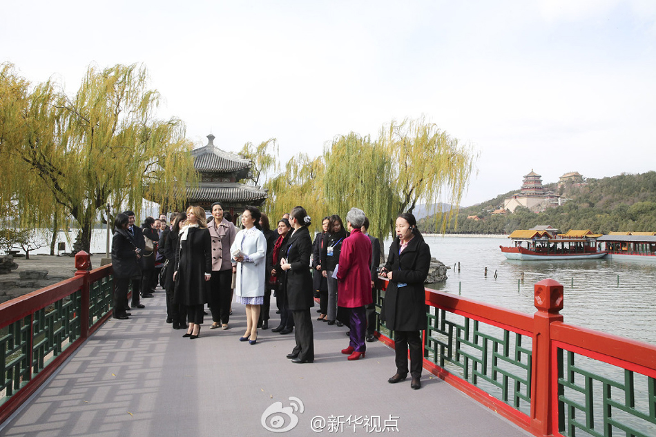 彭麗媛11日邀請來華出席2014年APEC領(lǐng)導人非正式會議的部分經(jīng)濟體領(lǐng)導人或代表的夫人參觀世界文化