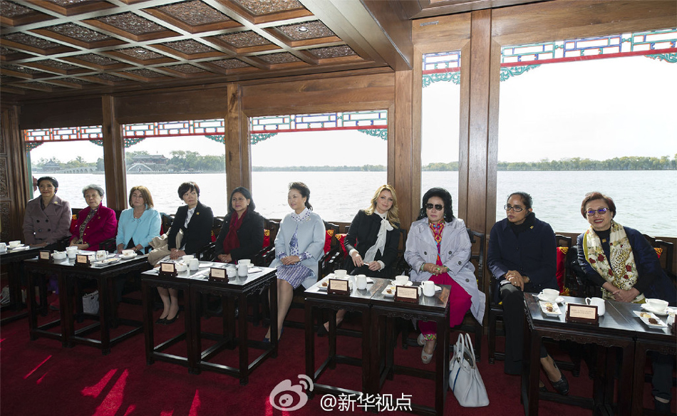 彭麗媛11日邀請來華出席2014年APEC領(lǐng)導人非正式會議的部分經(jīng)濟體領(lǐng)導人或代表的夫人參觀世界文化