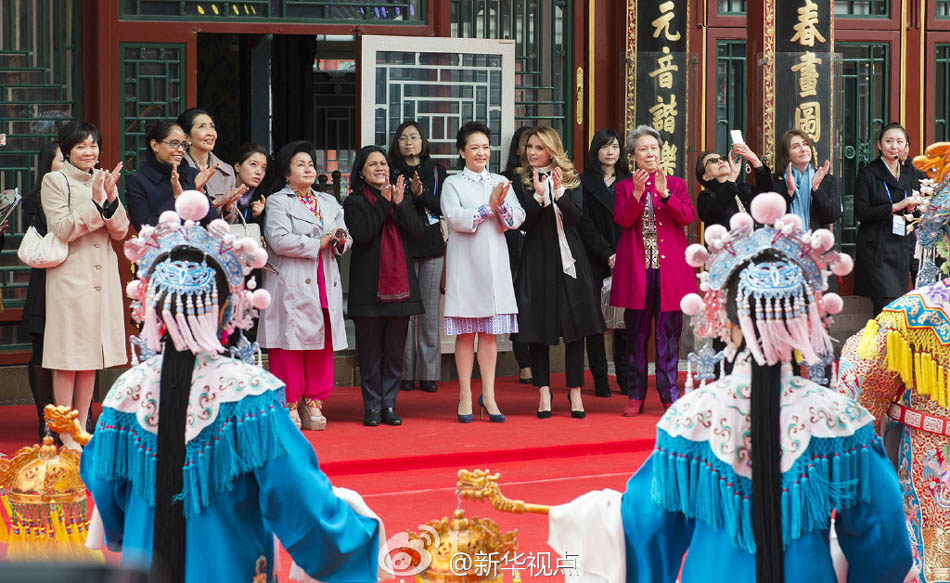 彭麗媛11日邀請來華出席2014年APEC領(lǐng)導人非正式會議的部分經(jīng)濟體領(lǐng)導人或代表的夫人參觀世界文化