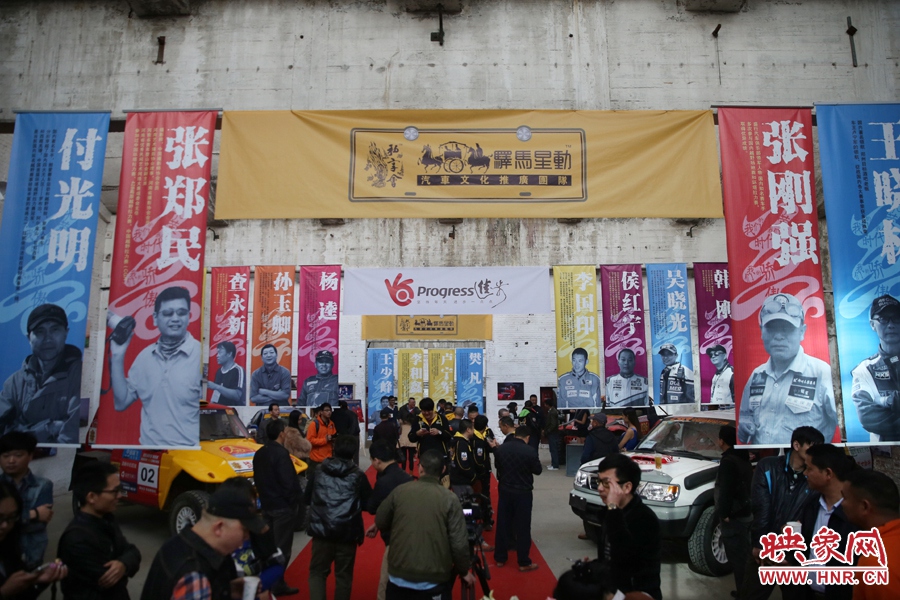 11月11日，河南30年賽車歷程《賽車手眼里的世界》攝影展開展。