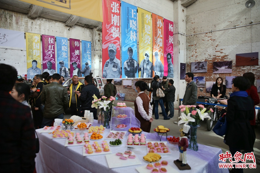 影展現(xiàn)場(chǎng)介紹河南籍賽車的手條幅掛滿展室。