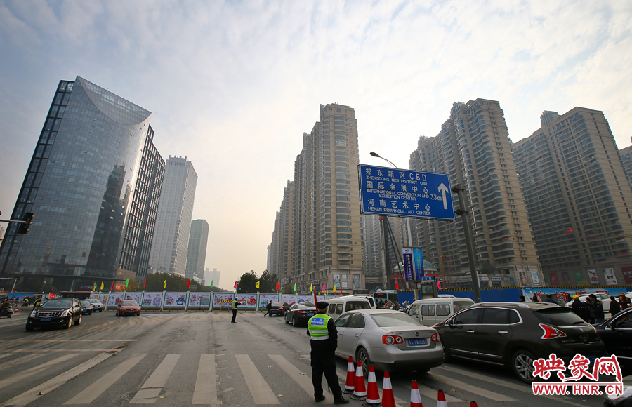 由于圍擋，汽車司機(jī)看不到對面的紅綠燈，車輛通行全靠交警現(xiàn)場指揮