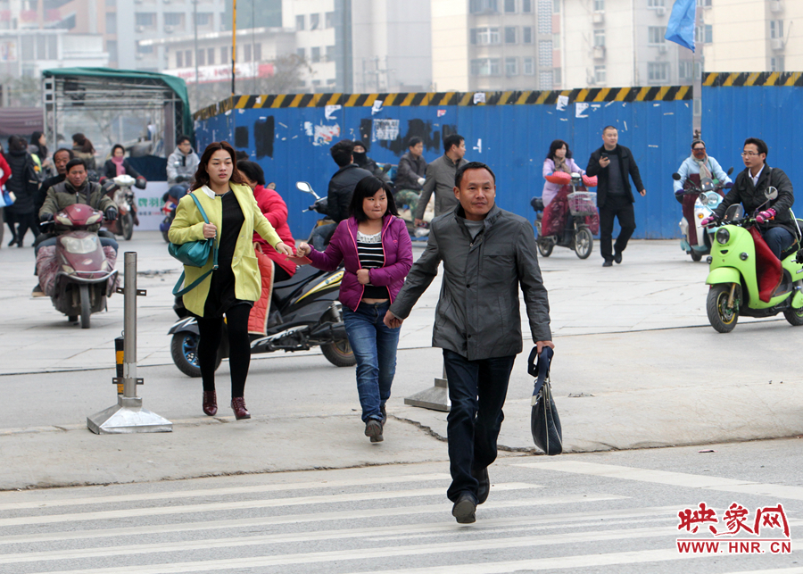 因?yàn)槎萝?，許多上班族飛奔在路上