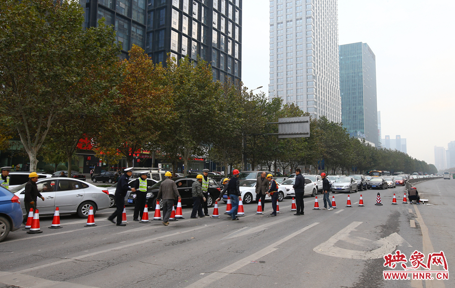 早上高峰期到來前，交警和工作人員設(shè)置道路引導(dǎo)警示樁