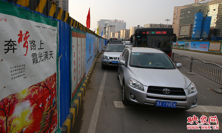 每條路的路口都壓縮成雙車道，大大減緩了汽車通行速度