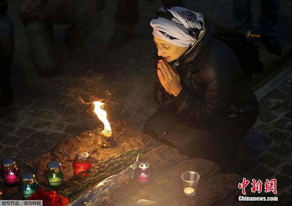 當(dāng)?shù)貢r間2014年11月22日，烏克蘭基輔，民眾舉行儀式紀(jì)念1932-1933烏克蘭大饑荒81周年