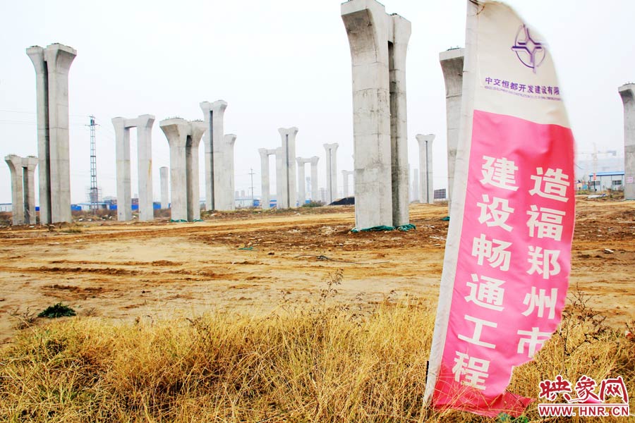 施工現(xiàn)場還插放著“建設暢通鄭州，造福鄭州市民”的條幅。