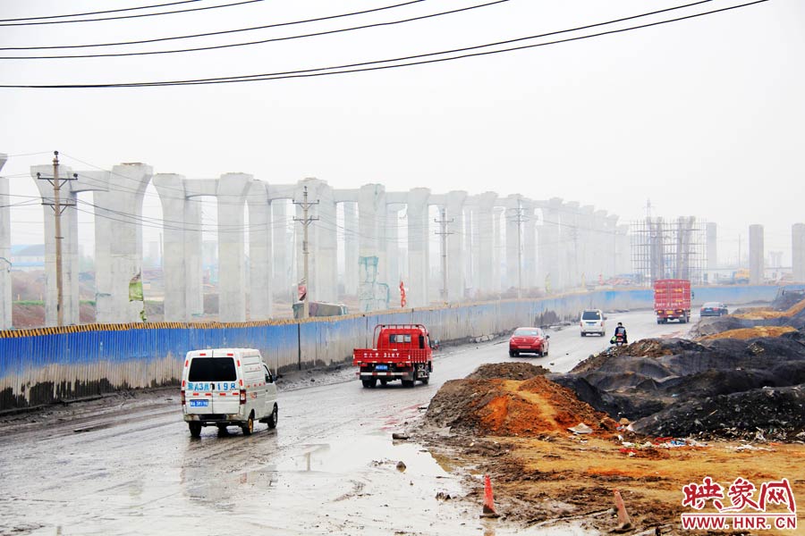鄭平路柴郭轉(zhuǎn)盤處以及圍擋兩邊預留的道路坑坑洼洼，無人維護，造成事故頻發(fā)，經(jīng)常堵車。