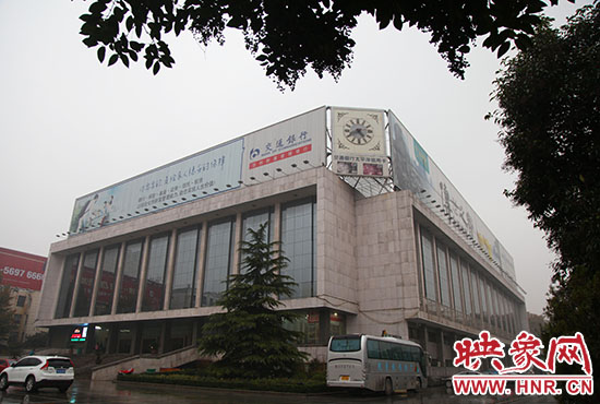 兩塊巨幅廣告牌仍然存在。