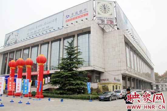 11月28日，記者從鄭州市政府獲悉，河南省人民會(huì)堂決定拆除違法存在10多年的巨型樓頂廣告。