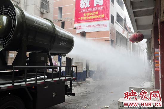 針對造成霧霾的主兇“建筑工地揚塵”，“霧炮車”降塵除塵效果能到到80%。