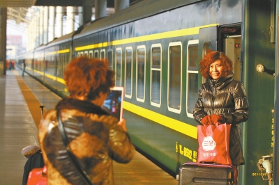 鄭州火車站又見綠皮車,車前留個(gè)影。
