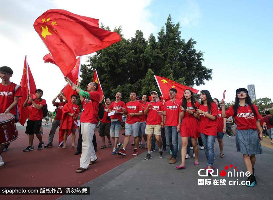 賽前中國(guó)球迷揮舞國(guó)旗進(jìn)場(chǎng)，為國(guó)足助威。