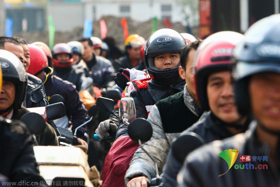 2015年2月10日，廣東佛山，順德龍山加油站為返鄉(xiāng)摩托車免費加油。