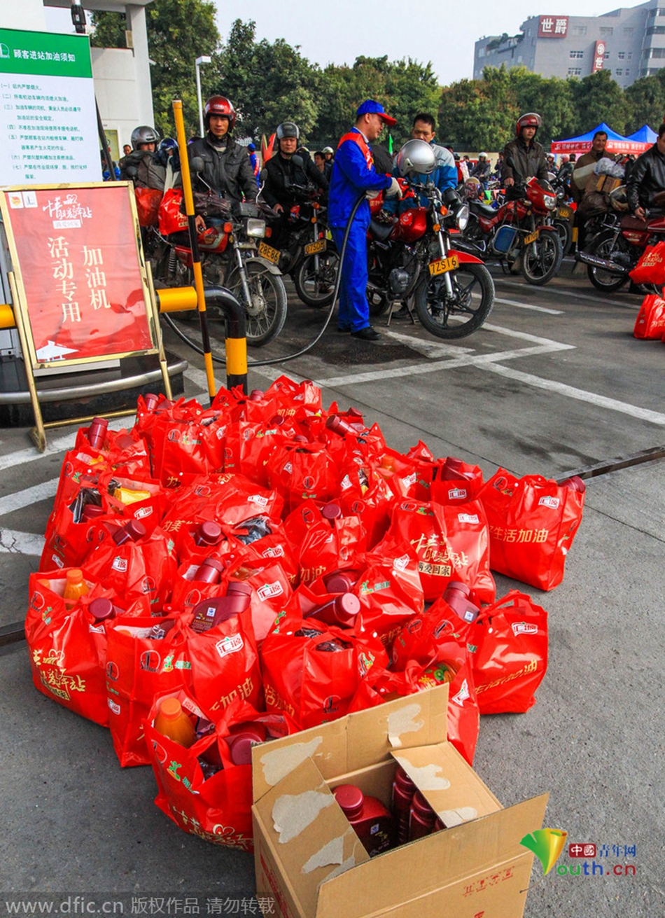 2015年2月10日，廣東佛山，順德龍山加油站為返鄉(xiāng)摩托車免費加油。