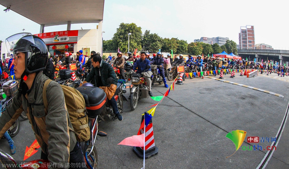 2015年2月10日，廣東佛山，順德龍山加油站為返鄉(xiāng)摩托車免費加油。