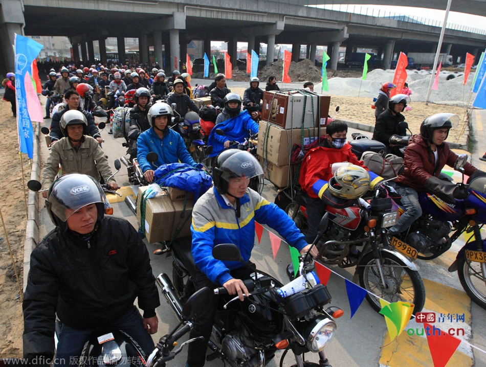 2015年2月10日，廣東佛山，順德龍山加油站為返鄉(xiāng)摩托車免費加油。