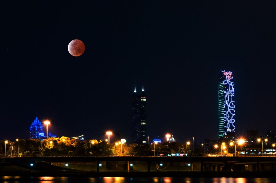 4月4日，深圳，月全食，一輪紅月亮現(xiàn)身夜空。（合成）鄧飛/CFP