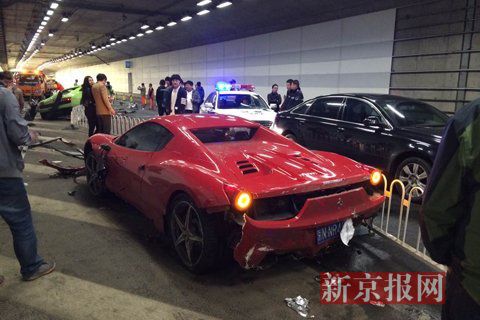 一輛蘭博基尼與一輛法拉利發(fā)生事故，現(xiàn)場狀況慘烈