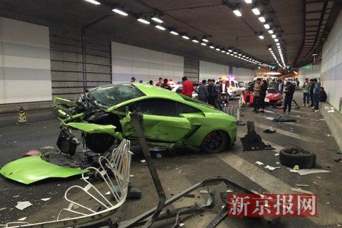 一輛蘭博基尼與一輛法拉利發(fā)生事故，現(xiàn)場狀況慘烈