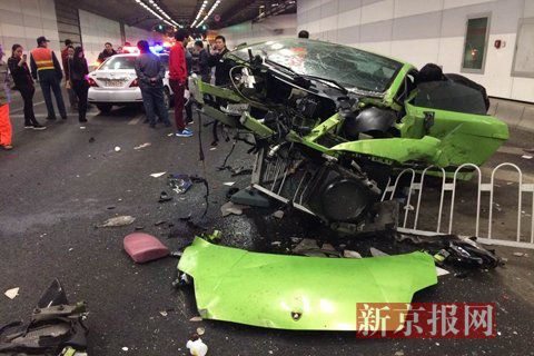 一輛蘭博基尼與一輛法拉利發(fā)生事故，現(xiàn)場狀況慘烈