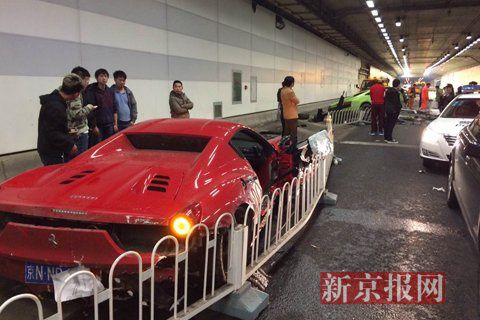 一輛蘭博基尼與一輛法拉利發(fā)生事故，現(xiàn)場狀況慘烈