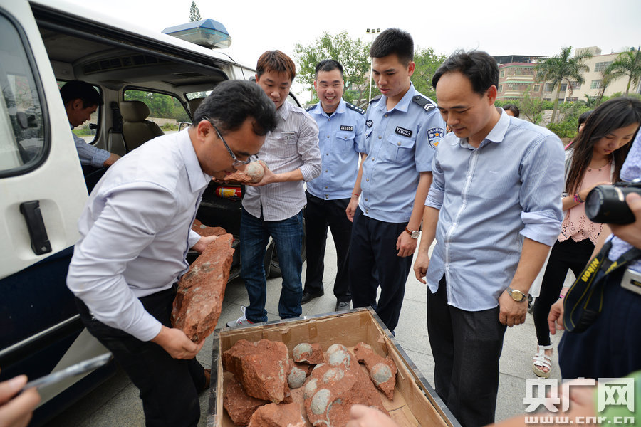 市文化綜合執(zhí)法大隊(duì)工作人員和110公安干警也迅速趕到現(xiàn)場(chǎng)維持秩序。
