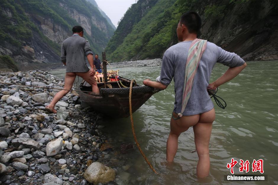 巴東神農(nóng)溪還保留著獨(dú)特的裸體纖夫拉纖景觀。
